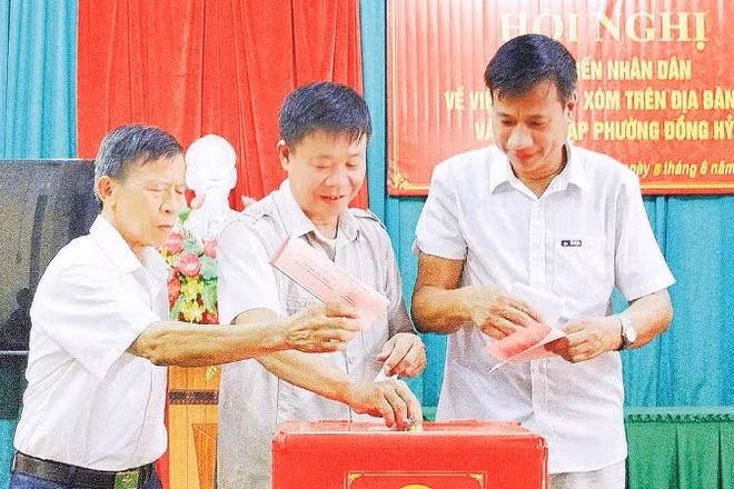 Xã Đồng Hỷ lấy ý kiến người dân xóm Đồng Đình về phương án sáp nhập xóm và tên mới.