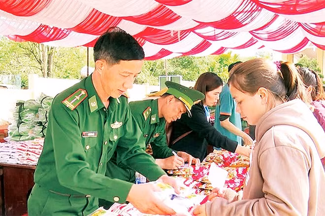 Nhiều nhu yếu phẩm cần thiết cho cuộc sống hằng ngày được lực lượng Bộ đội Biên phòng trao tặng người dân.