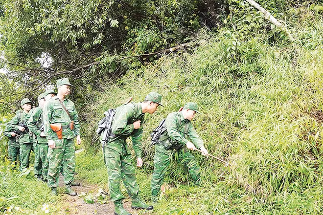 Cán bộ, chiến sĩ Đồn Biên phòng Cửa khẩu quốc tế Hữu Nghị tuần tra, kiểm soát dọc biên giới.