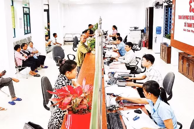 Cán bộ Trung tâm Phục vụ hành chính công xã Thanh Thủy tận tình hướng dẫn người dân giải quyết các thủ tục.