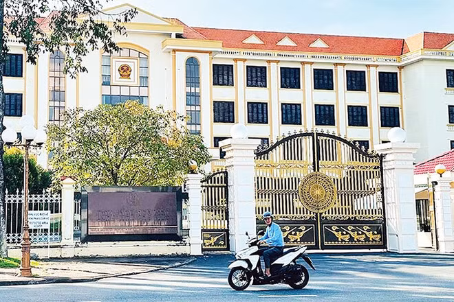 Trụ sở Ủy ban nhân dân tỉnh Bạc Liêu cũ, được xây dựng to, đẹp hiện tạm bỏ không hơn bốn tháng qua.