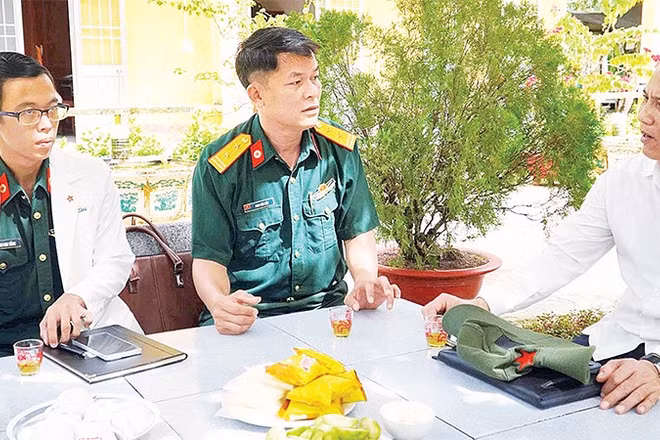 Lãnh đạo Sở Y tế tỉnh An Giang lắng nghe những khó khăn của các y, bác sĩ của Bệnh xá quân-dân y Thổ Châu.