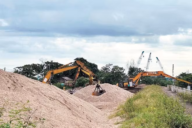 Vật liệu xây dựng được tập kết tại chân công trình cầu Đuống (mới).