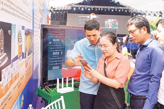 Người dân trải nghiệm tại Ngày hội chuyển đổi số phường Hương Trà năm 2025.