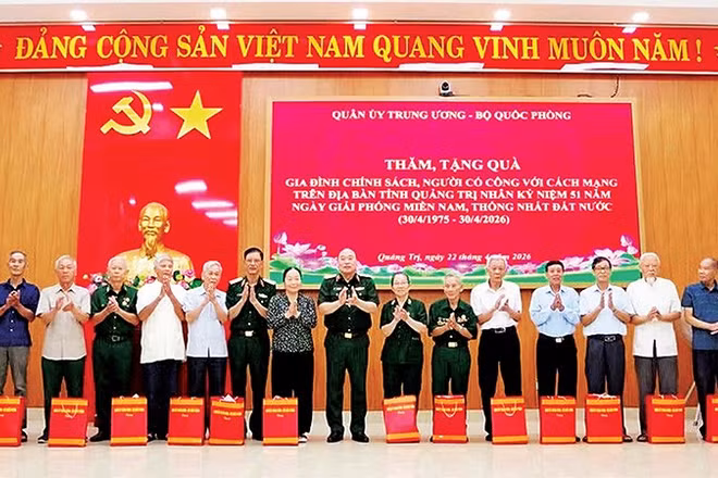 Đồng chí Trung tướng Lê Quang Đạo trao quà tặng các gia đình chính sách, người có công với cách mạng tại phường Quảng Trị (Ảnh HM)