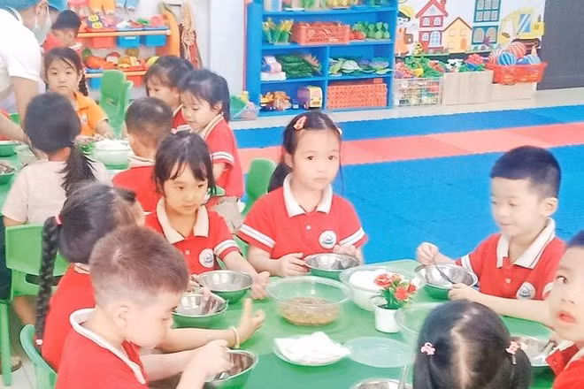 Bữa ăn bán trú của trẻ tại phân hiệu Hòa Bình, Trường mầm non Văn Lăng, tỉnh Thái Nguyên.