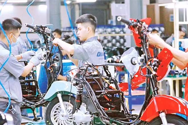 Hoạt động sản xuất tại Công ty trách nhiệm hữu hạn Một thành viên Xe điện DK Việt Nhật.