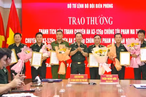 Thiếu tướng Trần Ngọc Hữu, Phó Tư lệnh Bộ đội Biên phòng trao thưởng của Bộ Quốc phòng cho các đơn vị. (Ảnh: LÊ KHOA)