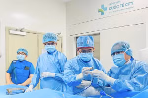 Ê-kíp bác sĩ thực hiện ca can thiệp tim cho bệnh nhân gần 100 tuổi. (Ảnh: Bệnh viện cung cấp)