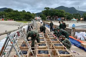 Công tác chuẩn bị cho màn bắn pháo hoa tại đặc khu Côn Đảo diễn ra vào tối 2/7. (Ảnh: Bộ Tư lệnh Thành phố)