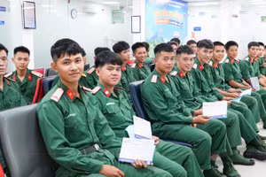 Lực lượng làm nhiệm vụ tìm kiếm, quy tập hài cốt liệt sĩ được tổ chức tiêm vaccine phòng bệnh. (Ảnh: LAN PHONG)