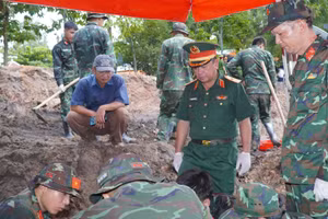 Thiếu tướng Nguyễn Thành Trung, Chính ủy Bộ Tư lệnh Thành phố Hồ Chí Minh tại hiện trường khu vực tìm kiếm, quy tập hài cốt liệt sĩ ở Công viên Lê Thị Riêng. (Ảnh: Bộ Tư lệnh Thành phố Hồ Chí Minh)