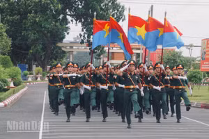 Khối Sĩ quan đại diện 5 cánh quân luyện tập. (Ảnh: LÊ THÀNH)