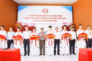 Các đại biểu cắt băng khánh thành.