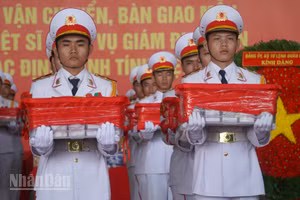 Mẫu hài cốt liệt sĩ được trang trọng đưa lên máy bay. (Ảnh: LÊ THÀNH)