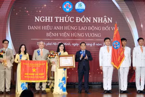 Bệnh viện Hùng Vương đón nhận danh hiệu Anh hùng Lao động. (Ảnh: Bệnh viện cung cấp)