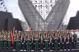 Thủ trưởng Bộ Tổng Tham mưu cùng đoàn công tác chụp ảnh lưu niệm cùng khối Nữ du kích miền nam tham gia chương trình "Tổ quốc trong tim". (Ảnh: LÊ THÀNH)