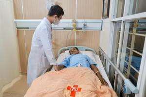 Bác sĩ thăm khám bệnh nhân T.K. (Ảnh: Bệnh viện cung cấp)