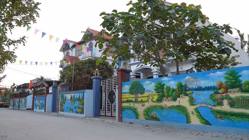 Con đường bích họa xanh sạch đẹp tại nông thôn Thủ đô Hà Nội. (Ảnh: THIỆN TÂM)