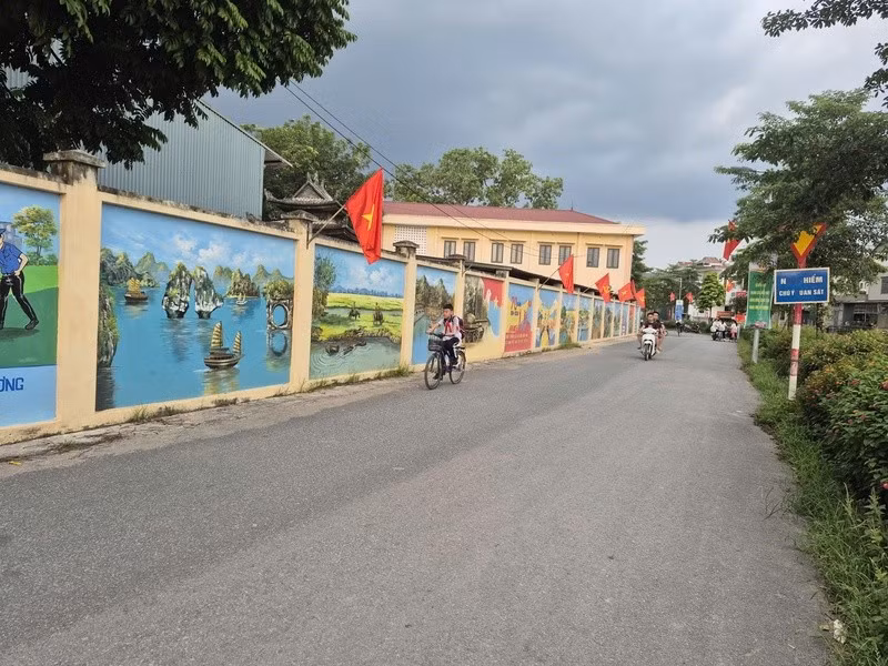 Những con đường bích họa sáng, xanh, sạch, đẹp tại xã Kiều Phú. (Ảnh: THIỆN TÂM)