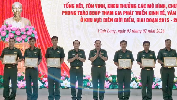 Lãnh đạo Bộ đội Biên phòng tỉnh Vĩnh Long trao giấy khen cho các tập thể, cá nhân có thành tích xuất sắc.