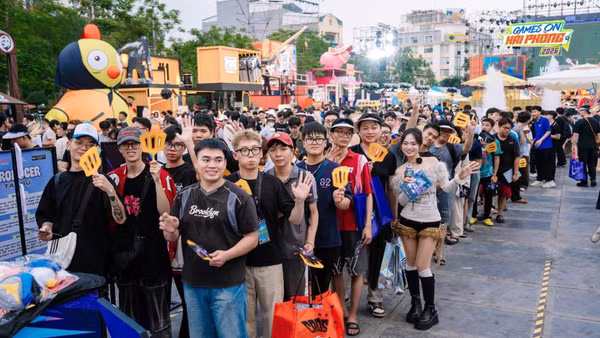 Thi đấu thể thao điện tử (Esports) được tổ chức ngoài trời ngay tại trung tâm Hải Phòng. (Ảnh: VNG)