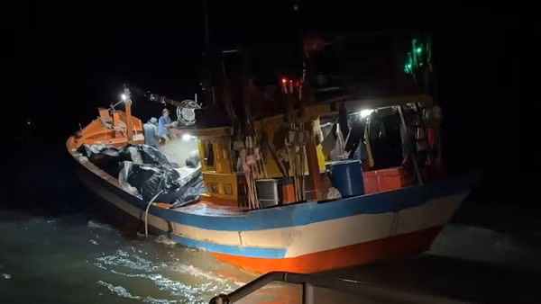 Lực lượng Bộ đội Biên phòng tỉnh Vĩnh Long phát hiện, xử lý phương tiện khai thác thủy sản sai vùng quy định.
