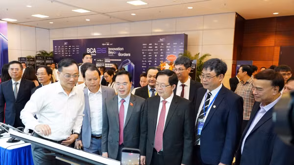 Các khách mời tham quan triển lãm bên lề Ngày hội đổi mới sáng tạo quốc gia năm 2026. (Ảnh: Bộ Khoa học và Công nghệ)