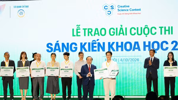 Bộ trưởng Khoa học và Công nghệ Vũ Hải Quân trao giải nhất Cuộc thi Sáng kiến Khoa học 2026 cho tác giả Châu Khắc Bảo Chương. (Ảnh: Bộ Khoa học và Công nghệ)