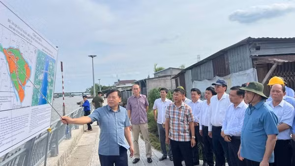 Đoàn công tác của Bộ Nông nghiệp và Môi trường cùng lãnh đạo địa phương khảo sát hệ thống thủy lợi trên địa bàn tỉnh Vĩnh Long.