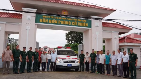 Đồn Biên phòng Cổ Chiên ra mắt mô hình "Xe cứu thương 0 đồng Biên phòng" tại xã biên giới biển Thạnh Phong (tỉnh Vĩnh Long).