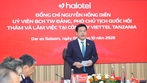 Đồng chí Nguyễn Hồng Diên, Phó Chủ tịch Quốc hội phát biểu trong chuyến thăm Viettel Tanzania. (Ảnh đơn vị cung cấp)