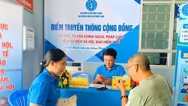 Tuyên truyền chính sách bảo hiểm xã hội tự nguyện trực tiếp đến người lao động tại cơ sở ở Cà Mau. (Ảnh: NGUYỄN ĐẠT)