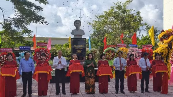 Lãnh đạo tham dự buổi Lễ thực hiện nghi thức cắt băng khánh thành tượng cụ Phan Liêm.