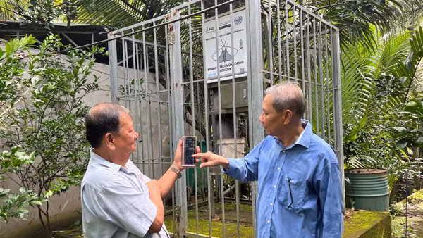 Quản lý sâu bệnh qua thiết bị thông minh kết nối điện thoại tại hợp tác xã bưởi da xanh Giồng Trôm.