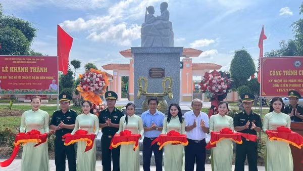 Lãnh đạo tham dự buổi lễ thực hiện nghi thức cắt băng khánh thành công trình "Bác Hồ với chiến sĩ Bộ đội Biên phòng".