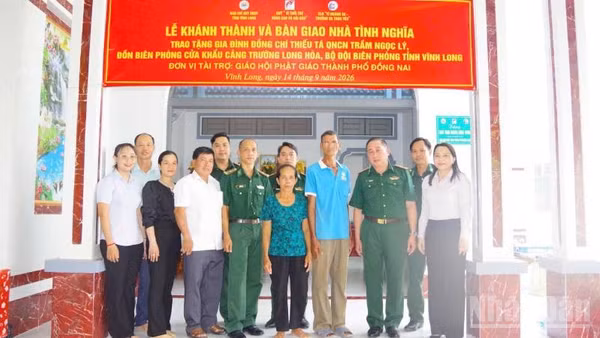Lãnh đạo Ban Chỉ huy Bộ đội Biên phòng tỉnh Vĩnh Long bàn giao nhà cho quân nhân có hoàn cảnh khó khăn. (Ảnh: TRẦN GIỎI)