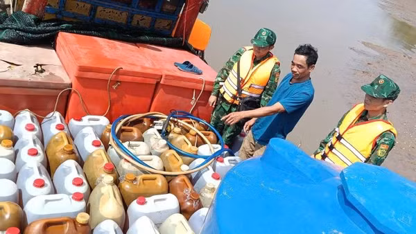Lực lượng Bộ đội Biên phòng tỉnh Vĩnh Long phát hiện tàu vận chuyển hàng hóa không có giấy tờ chứng minh nguồn gốc hợp pháp. (Ảnh: TRẦN GIỎI)