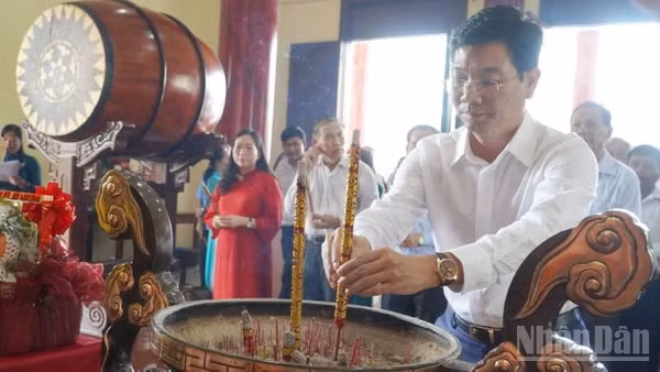 Lãnh đạo tỉnh Vĩnh Long dâng hương tưởng niệm Nữ tướng Nguyễn Thị Định. (Ảnh: HOÀNG TRUNG)