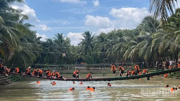 Khách du lịch đến tham quan, trải nghiệm tại Khu du lịch Lan Vương (phường An Hội, tỉnh Vĩnh Long) trong dịp Quốc khánh 2/9. (Ảnh: HOÀNG TRUNG)
