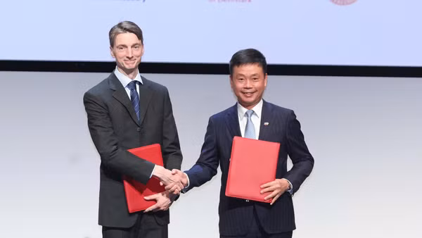 Giáo sư Joachim Mathiesen, Viện trưởng Viện Niels Bohr thuộc Đại học Copenhagen và ông Phạm Minh Tuấn, Phó Tổng Giám đốc Tập đoàn FPT kiêm Tổng Giám đốc FPT Software trao biên bản ghi nhớ. (Ảnh: TTXVN)