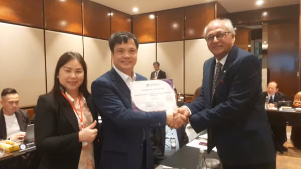 Ông Nguyễn Văn Khoa (ở giữa) được bầu giữ chức Phó Chủ tịch ASOCIO nhiệm kỳ thứ 3 liên tiếp. (Ảnh: VINASA)