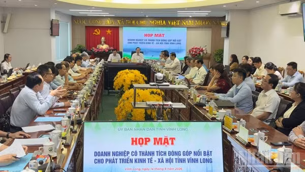 Tỉnh Vĩnh Long tổ chức họp mặt doanh nghiệp có thành tích đóng góp nổi bật cho phát triển kinh tế-xã hội. (Ảnh: HOÀNG TRUNG)