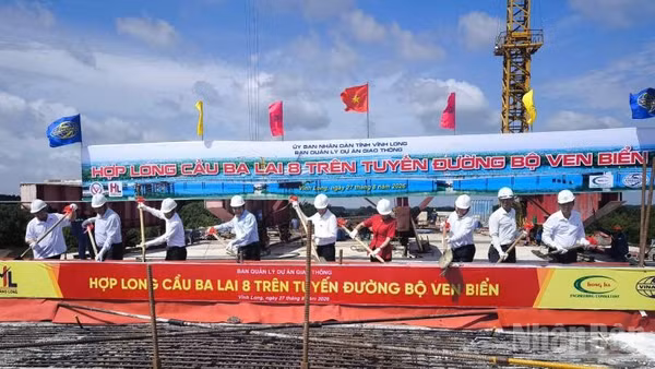 Đại biểu tham dự buổi lễ thực hiện nghi thức hợp long công trình cầu Ba Lai 8 trên tuyến đường bộ ven biển. (Ảnh: HOÀNG TRUNG)