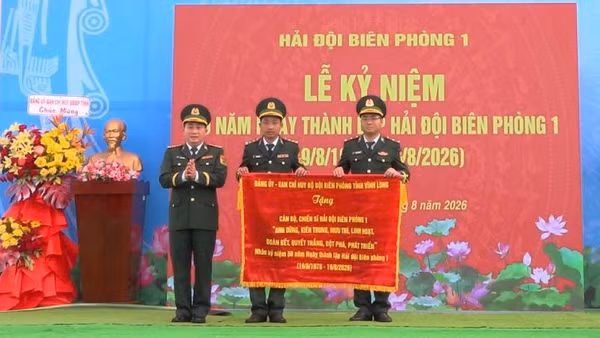 Ban Chỉ huy Bộ đội Biên phòng tỉnh Vĩnh Long tặng bức trướng cho Hải đội Biên phòng 1 nhân kỷ niệm 50 năm Ngày thành lập đơn vị. (Ảnh: XUÂN LỘC)