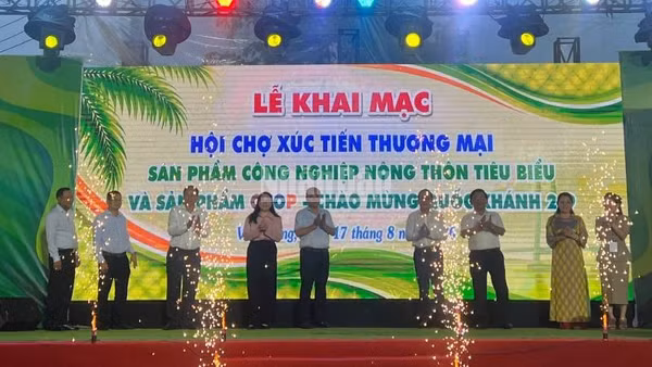 Đại biểu tham dự thực hiện nghi thức khai mạc Hội chợ xúc tiến thương mại, sản phẩm công nghiệp nông thôn tiêu biểu và sản phẩm OCOP. (Ảnh: HOÀNG TRUNG)
