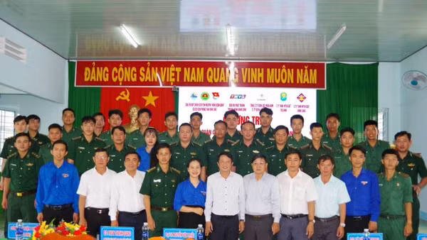 Tuổi trẻ Bộ đội Biên phòng tỉnh Vĩnh Long ra quân chiến dịch "Hành quân xanh" năm 2026. (Ảnh: TRẦN GIỎI)