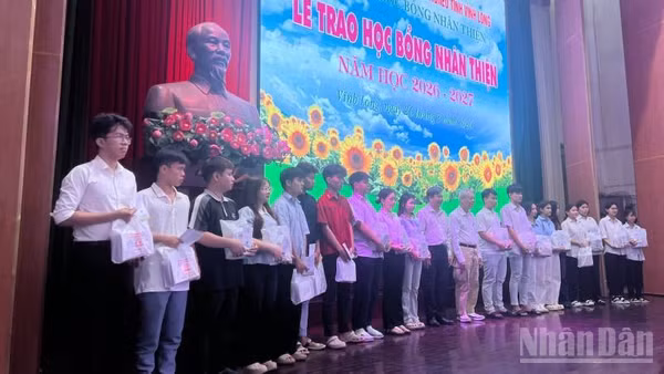 Ban Tổ chức trao học bổng cho học sinh, sinh viên Làng trẻ em SOS. (Ảnh: HOÀNG TRUNG)