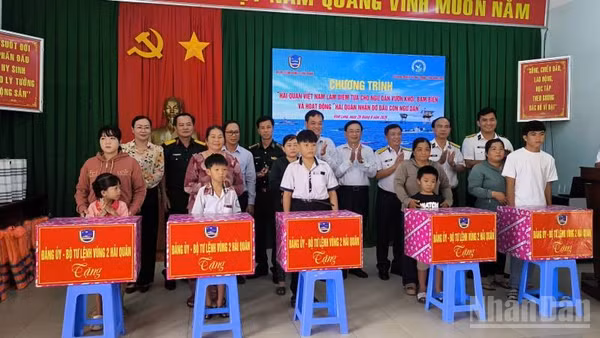 Vùng 2 Hải quân nhận đỡ đầu 5 con ngư dân có hoàn cảnh khó khăn. (Ảnh: HOÀNG TRUNG)