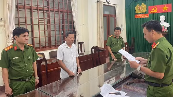 Đối tượng Huỳnh Điền Hiếu Trung bị khởi tố để điều tra hành vi lừa đảo chiếm đoạt tài sản. (Ảnh: Cổng thông tin điện tử Công an tỉnh Vĩnh Long)